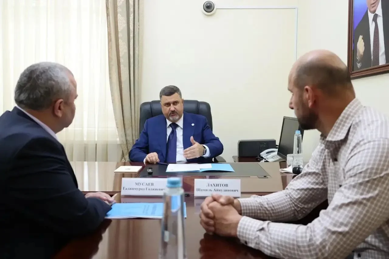 В Дербентском районе решают проблемы с электричеством и устанавливают автобусный павильон