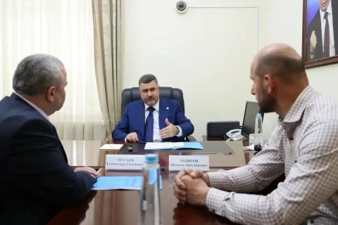 В Дербентском районе решают проблемы с электричеством и устанавливают автобусный павильон
