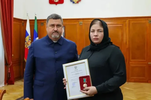 В Дербенте вдове Героя России Муслима Муслимова вручили орден Мужества