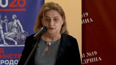 В Дербенте открыли памятный стенд гвардии полковнику Артуру Галустяну в школе №19