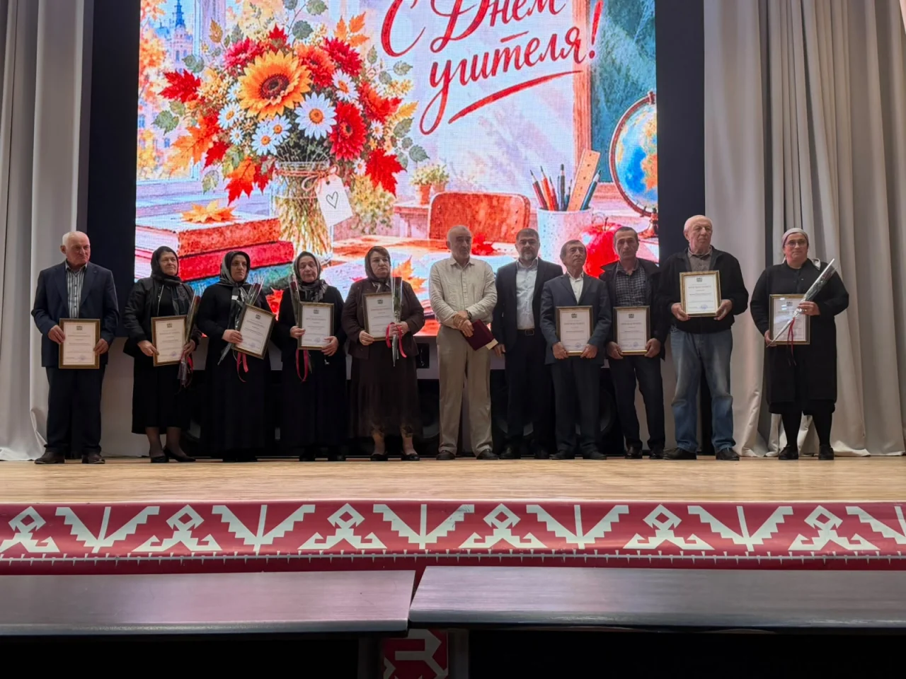 В Дербенте депутат Госдумы поздравил учителей своей родной школы №11