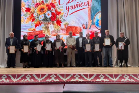 В Дербенте депутат Госдумы поздравил учителей своей родной школы №11