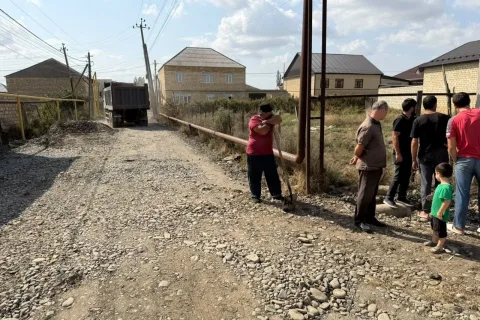 В Нижнем Джалгане ремонтируют главную улицу имени Героя России Хантемира Султанова