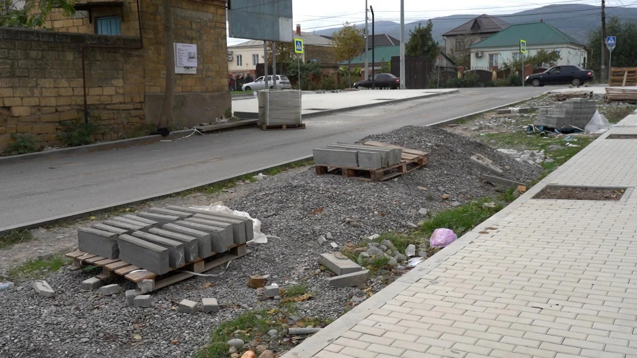 В Дербенте на улице Валентина Эмирова завершается благоустройство нового сквера