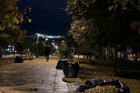Сотрудницы коммунальных служб Дербента убирают город ночью