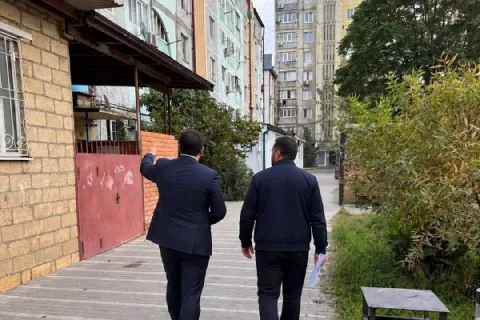 Специалисты проверили придомовые территории на улицах Расулбекова и 345-й Д.С.Д. в Дербенте