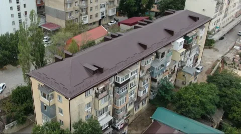 В Дербенте отремонтировали кровлю многоквартирного дома на улице Умурдинова