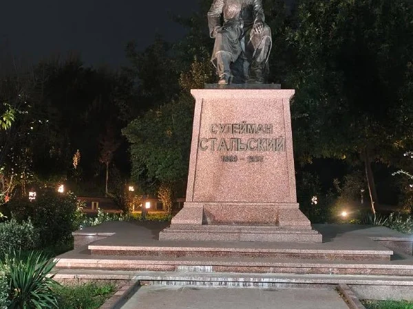 В парке имени Сулеймана Стальского в Дербенте появилось освещение
