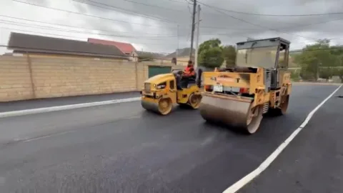 На улице Гамзата Цадасы укладывают второй слой асфальта